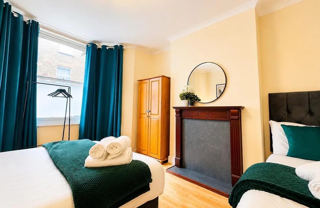 Falcon - 2 Bedroom Ground Floor Flat In Central London-1
