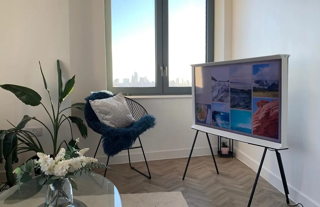 Stunning Property With London City And River Views-1