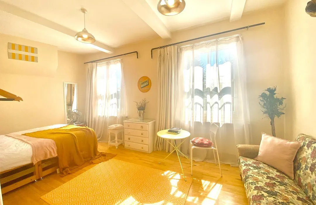 London'S Central East End 2 Bedroom City Apartments-1
