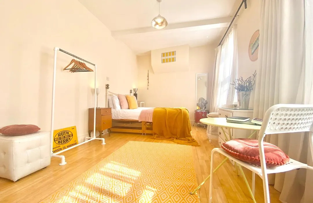 London'S Central East End 2 Bedroom City Apartments-1