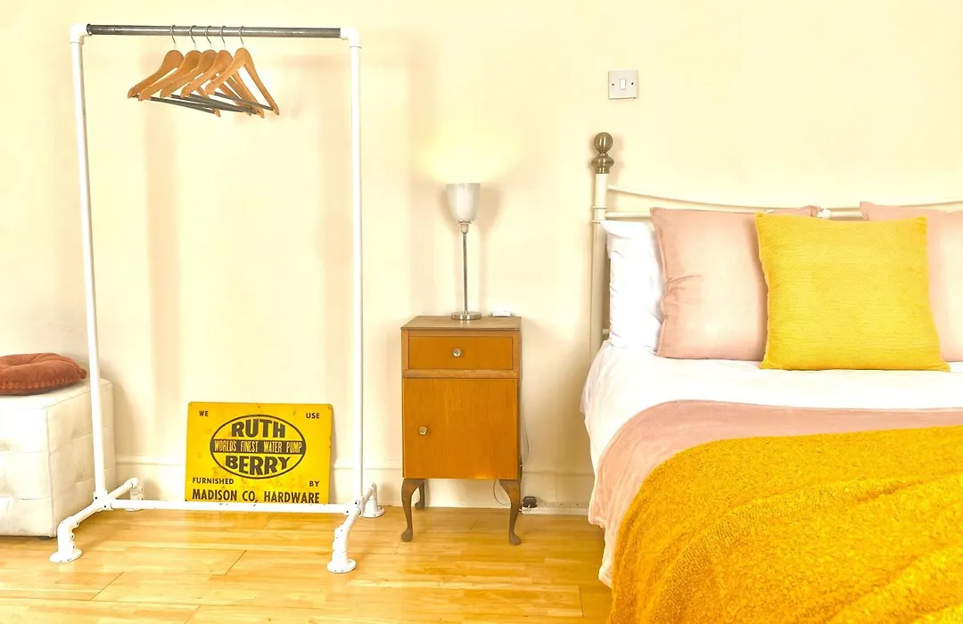 London'S Central East End 2 Bedroom City Apartments-1