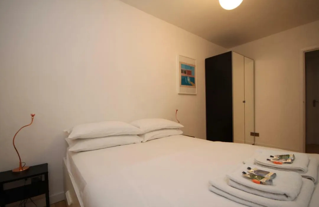 Camden Town Spacious 2 Bedroom Apartment - Sleeps 5 Guests!-1