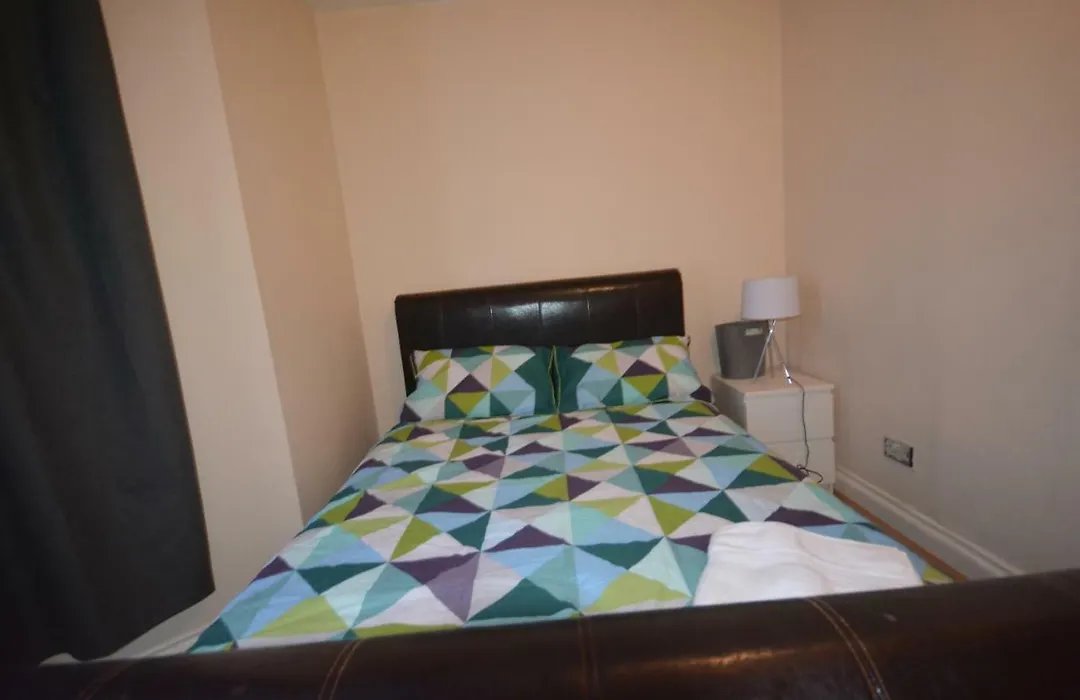London Zone 2 Three Bedroom Apartment-1