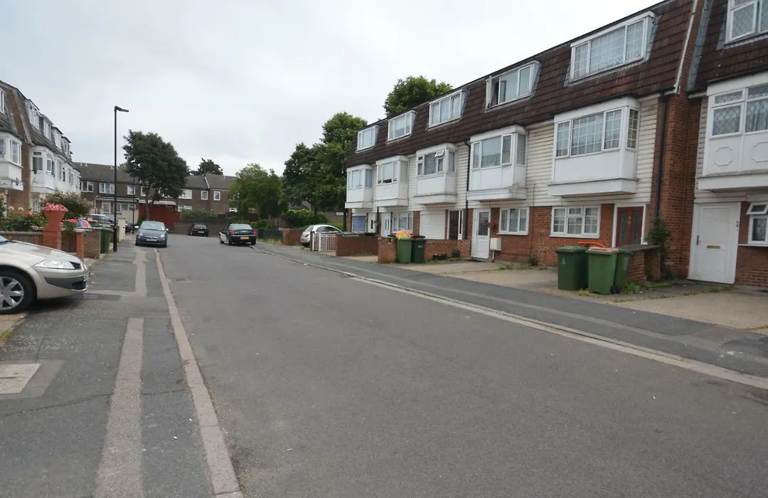 Four Bedroom Townhouse 12 Minutes Walk To Excel Exhibition Centre-1