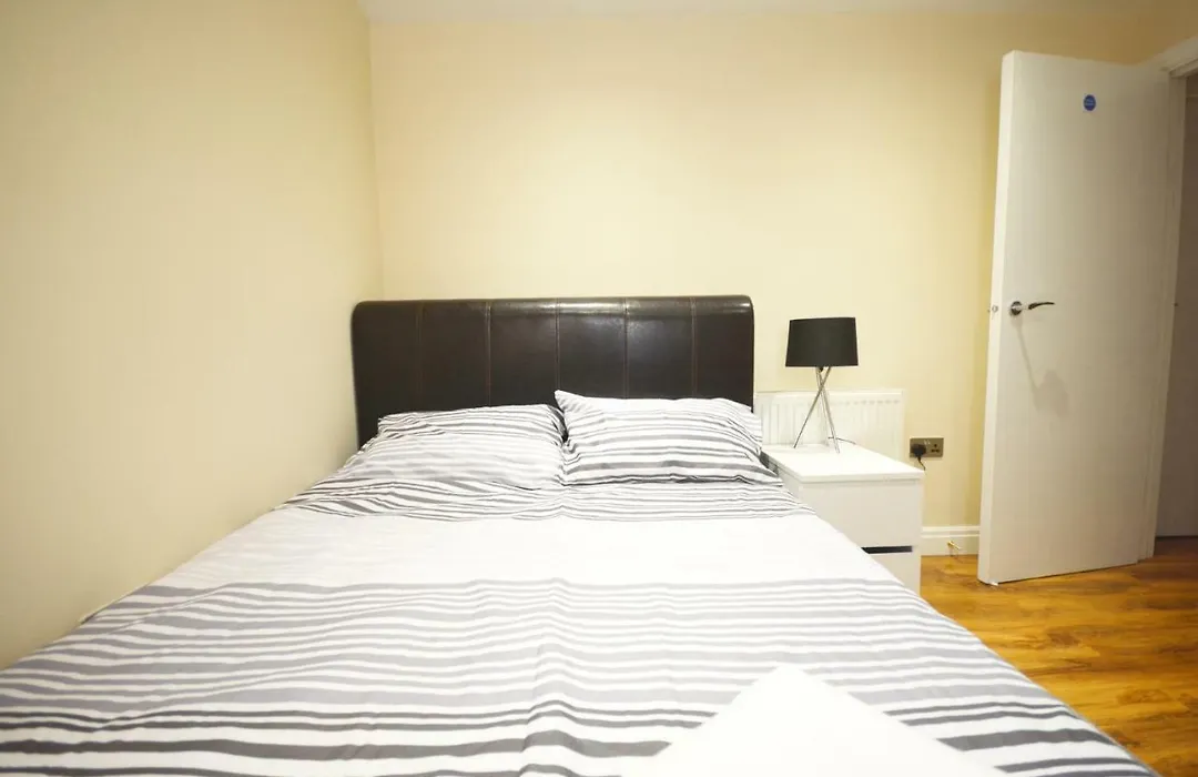 London Modern 4 Bedroom Apartment-1