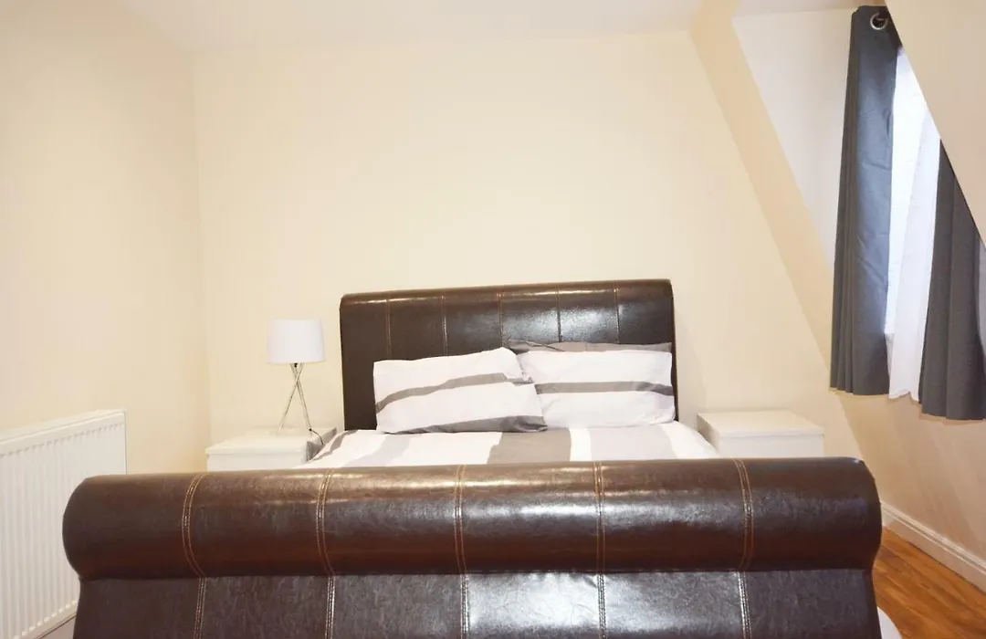 London Modern 4 Bedroom Apartment-1