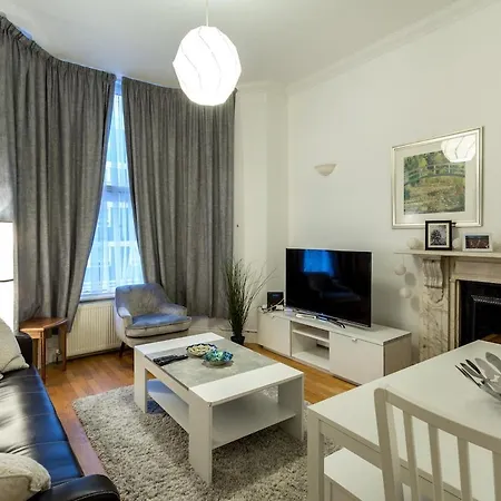 Spacious Centrally Located One Bed-2