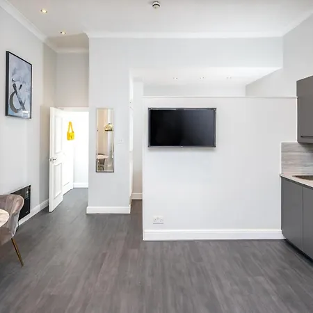 Kensington Modern Apartment-3