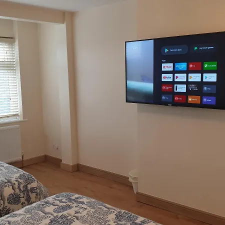London Luxury 3 Bedroom Flat 1Min Walk From Underground, With Free Parking Sleeps X10-3