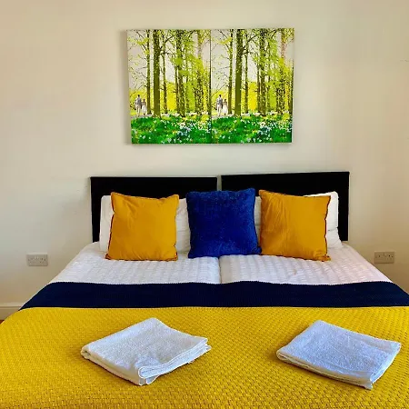 Spacious 2 Bedrooms 2 Baths Apartment With Garden And Parking-2