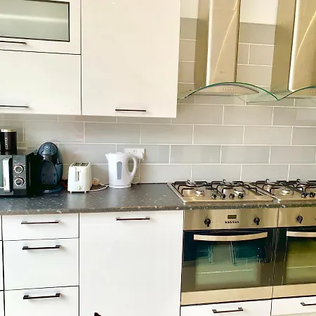 Spacious 2 Bedrooms 2 Baths Apartment With Garden And Parking-3
