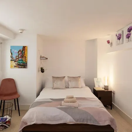 My London Holiday Home-3