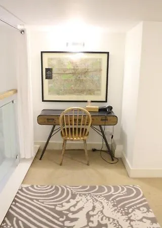 Central 2-Bed, 2-Bath Sanctuary Near Holborn Station, Covent Garden & West End-3