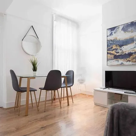 Contemporary 3 Bed House With Spacious Garden Close To Stratford-3
