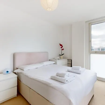 Lovely 2 Bedroom Flat With Balcony In Stratford-3