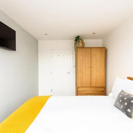 Bright London Bridge Apartment-3