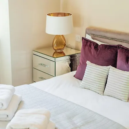 Stunning 3-Bedroom In The Heart Of London With Parking-2