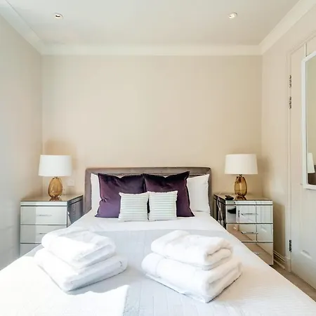 Stunning 3-Bedroom In The Heart Of London With Parking-3
