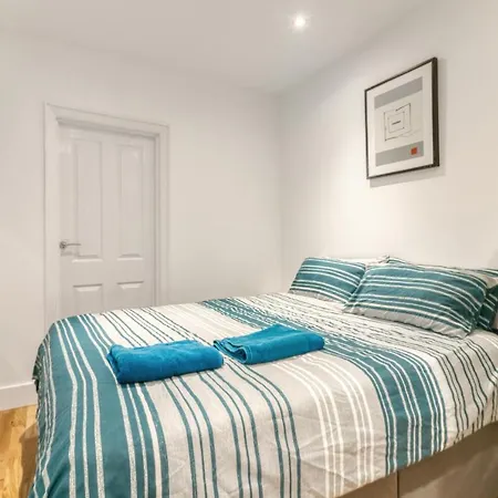 Spacious Holland Park Apartment By Central Line-2