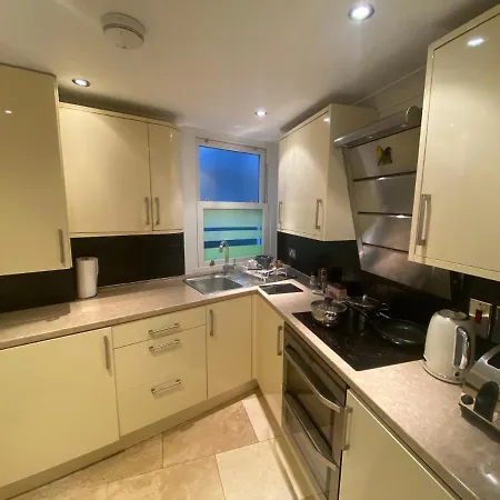 Lovely Entire 1 Bedroom Flat With Patio In Chiswick Superb Location-2