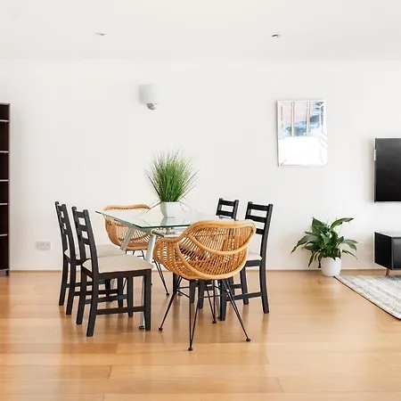 Riverside Two Bedroom Apartment In Canary Wharf-2