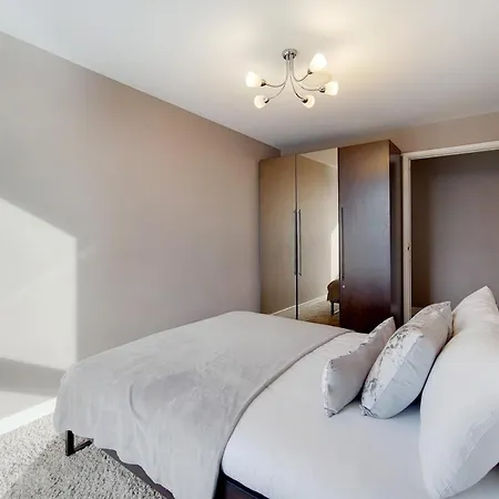Deluxe Three Bedroom Apartment By London Excel Stays-2