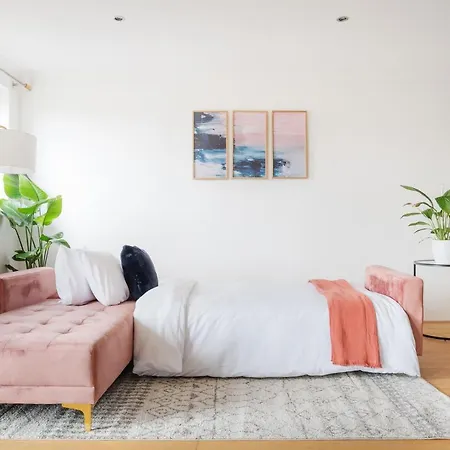 Riverside Two Bedroom Apartment In Canary Wharf-3