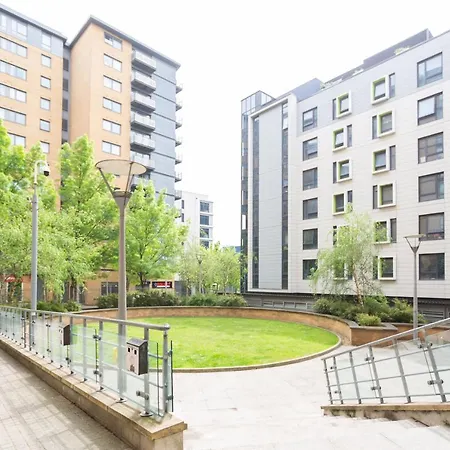 Modern Spacious Studio Close To Station-2