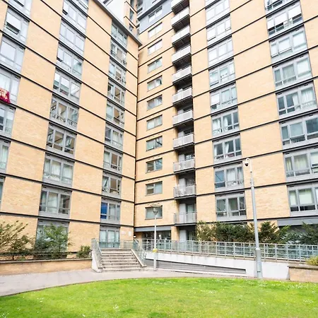 Modern Spacious Studio Close To Station-3