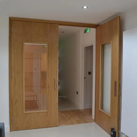 Executive Bright And Airy Studio Apartment In Sydenham-2