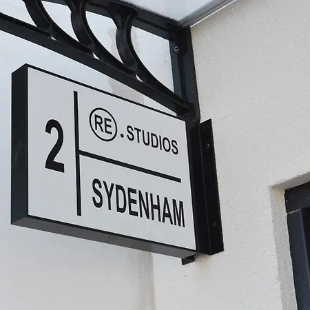 Executive Bright And Airy Studio Apartment In Sydenham-2