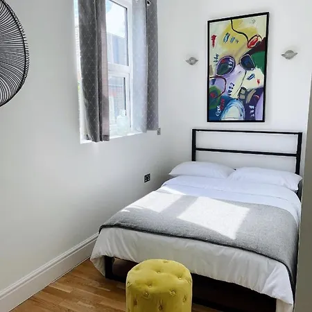 Modern And Light 2 Bed Flat In Sw2-2