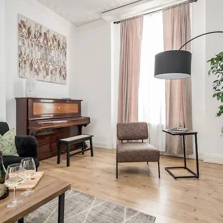 Elegant 3Bed Apartment In Kensington Olympia-2
