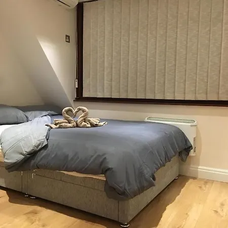 Studio Flat In The Heart Of Golders Green-3
