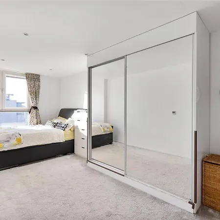 Two Bedroom Apartment - London Excel Stays-3