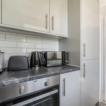 Lovely 1 Bedroom Apartment In Waterloo-3