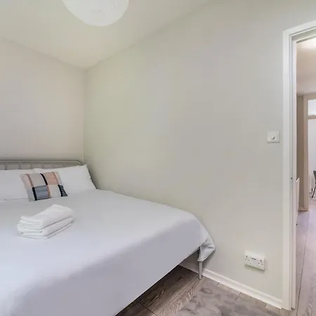 Lovely 1 Bedroom Apartment In Waterloo-2