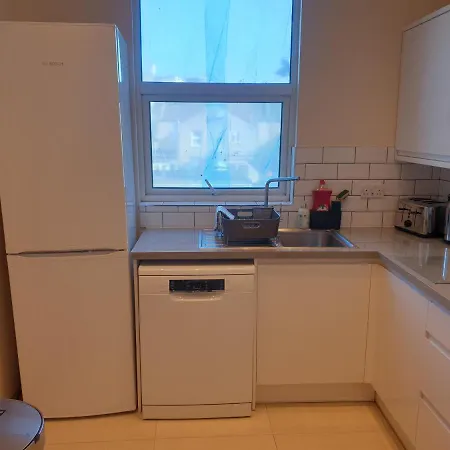 London Luxury Spacious 2 Bedroom Apartment 4 Mins From Ilford Stn. Free Parking-3