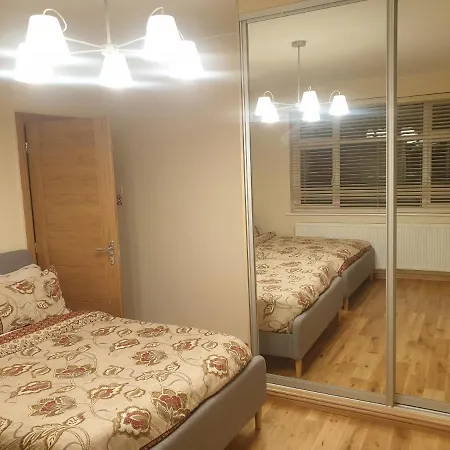 London Luxury 3 Bedroom Flat 1Min Walk From Underground, With Free Parking Sleeps X10-2