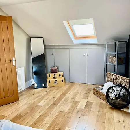 Lovely Two Bed Flat-3