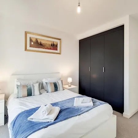 Deluxe One-Bed Apartment Near London Excel-2
