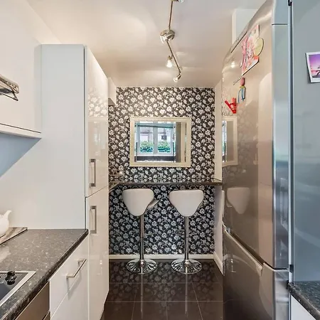 Beautiful And Cosy 2 Bedroom Flat-3