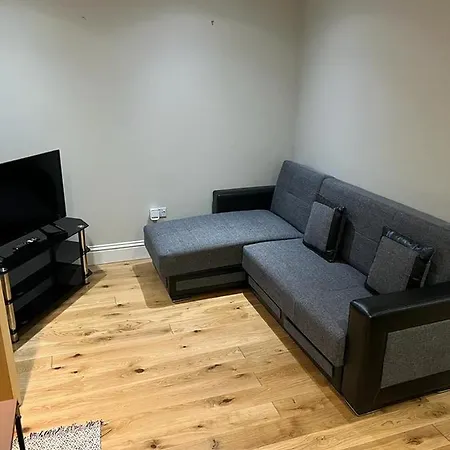 Lovely 1 Bedroom Apartment With On Street Parking-2