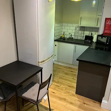 Lovely 1 Bedroom Apartment With On Street Parking-3