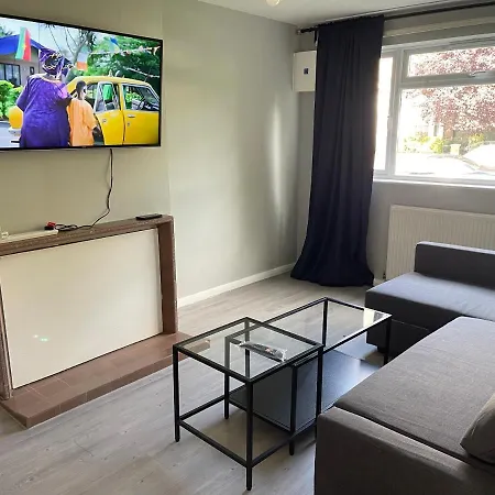 Entire Lovely 2 Bedroom Apartment With Private Garden & Free Street Parking-2