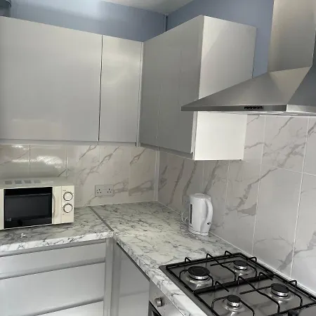 Entire Lovely 2 Bedroom Apartment With Private Garden & Free Street Parking-3