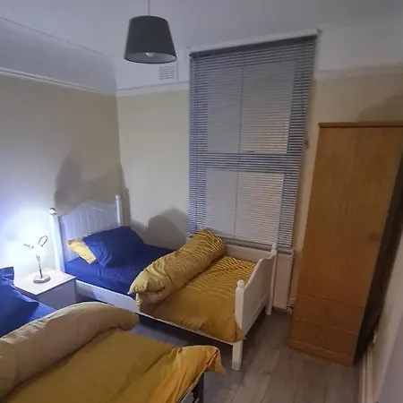 Entire 2 Bedroom Home/Flat In London, Central Line-3