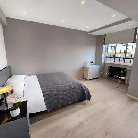 Chelsea Flat 10 Mins Harrods, Balcony, Gym, Air Conditioning-2