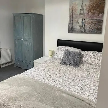 3 Double Bedroomed Flat, Acton. London, Uk-2