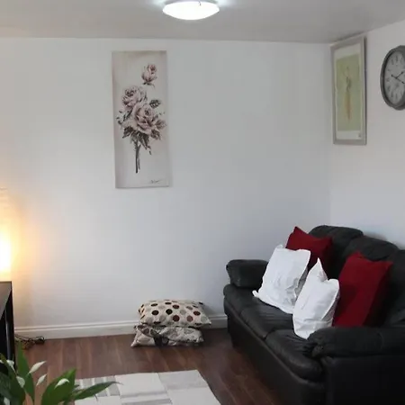 Cosy London Holiday Home-3